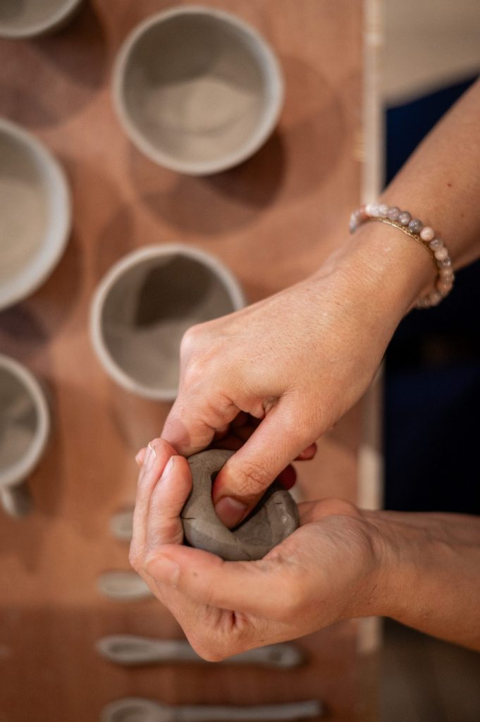 Participants lors d’un atelier de modelage à Biscarrosse, dans une ambiance chaleureuse et inspirante