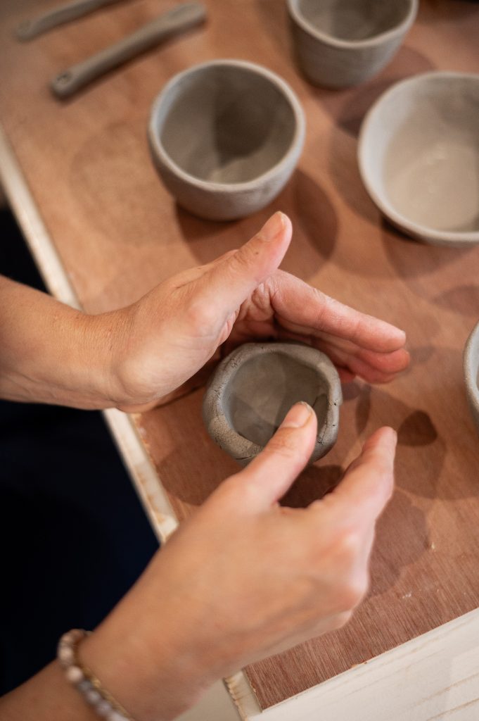 Atelier de modelage en cours dans un café céramique à Biscarrosse, un moment créatif et convivial