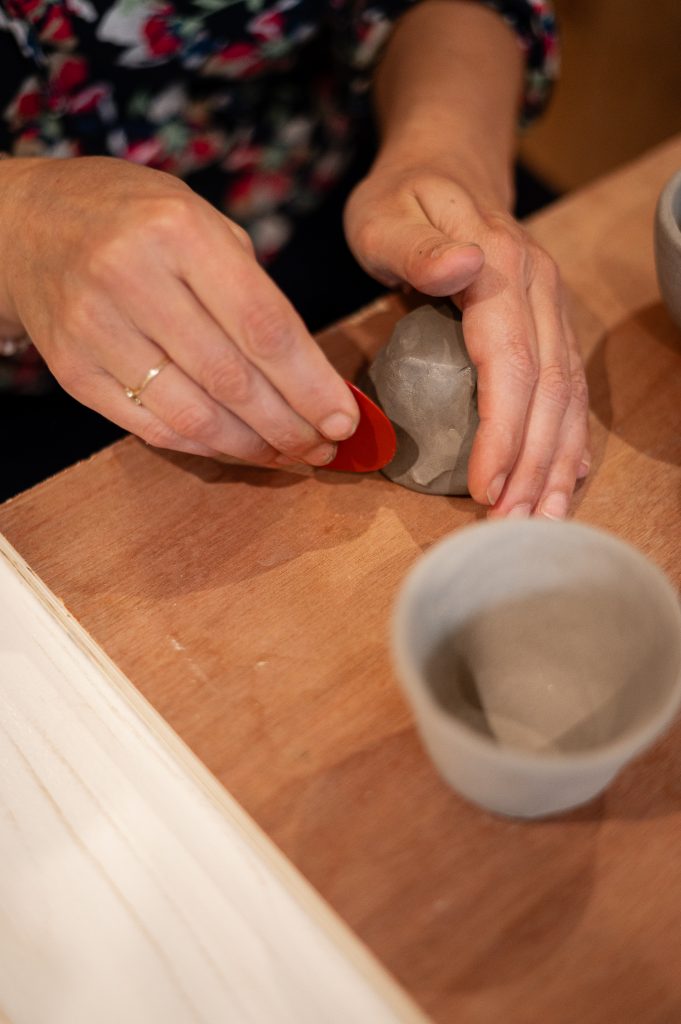 Atelier de modelage à la main dans un café céramique à Biscarrosse, un espace dédié à la créativité