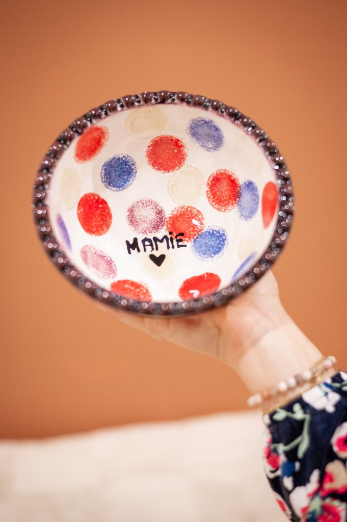Bol en céramique décoré à la main, créé lors d’un atelier au café céramique de Biscarrosse