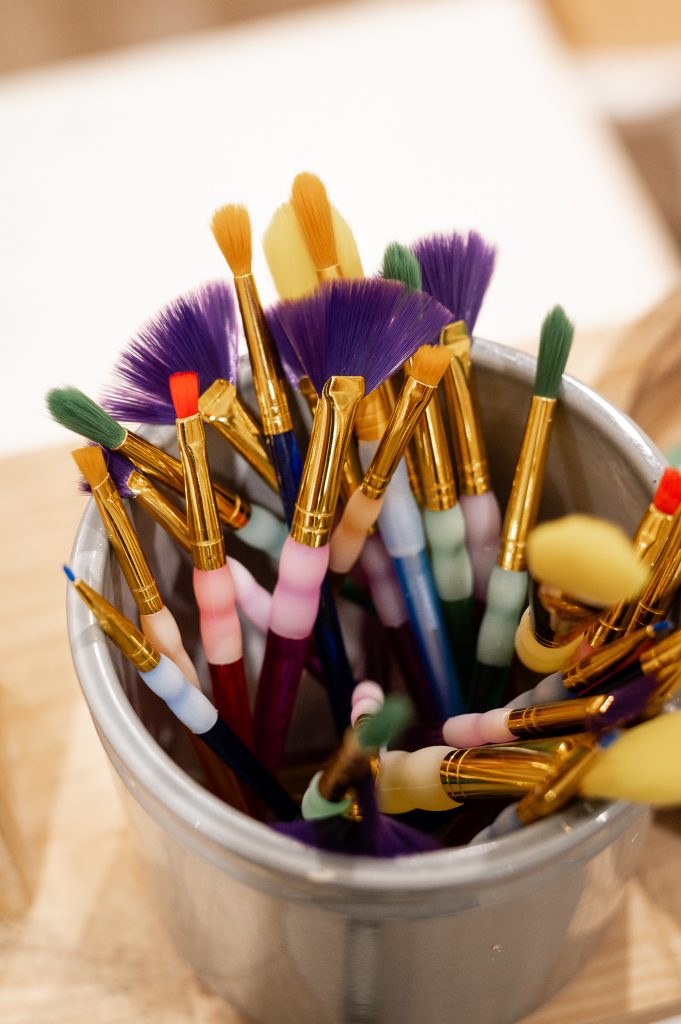 Bol rempli de pinceaux pour personnaliser des céramiques lors d’un atelier créatif au café céramique de Biscarrosse