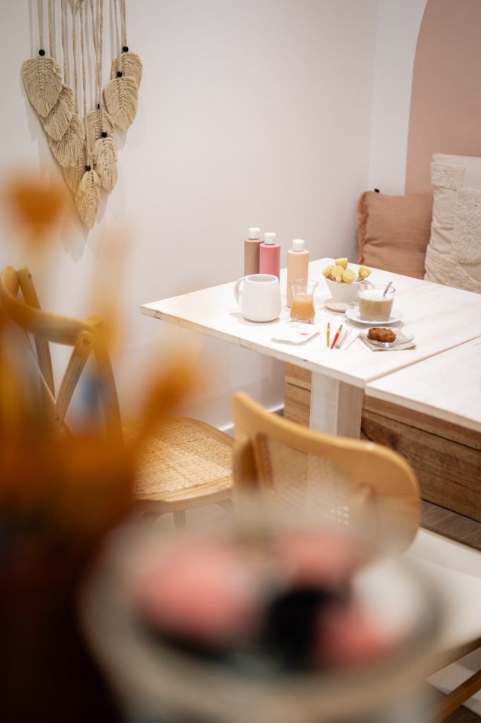 Espace créatif et convivial d’un café céramique à Biscarrosse, pensé pour le partage et la création