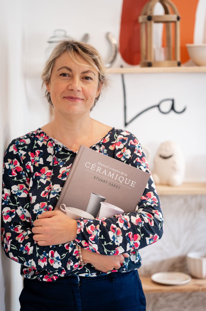 Portrait de la fondatrice de la Vie en Couleurs, le café céramique de Biscarosse